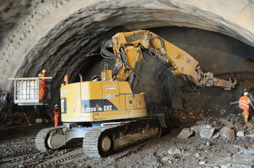 Boom de raccourcissement à haute résistance à faible dégagement de tunnel Boom spécial adapté à une excavatrice de 22 tonnes PC220 SK220 pour des projets de hauteur limitée