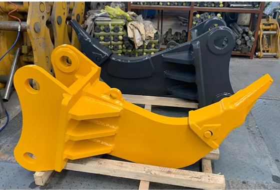 Excavateur jaune puissant, déchirateur de souches, outil de creusement d'une résistance exceptionnelle pour l'extraction des racines des arbres